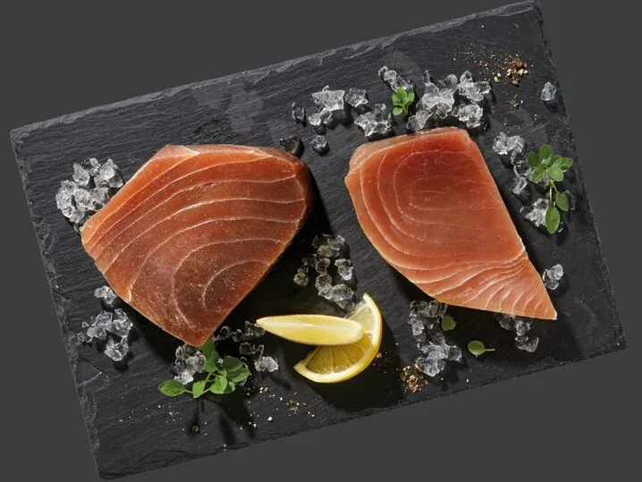 Ein perfekt gebratenes Thunfischsteak mit leichter Bräunung und rosa Kern