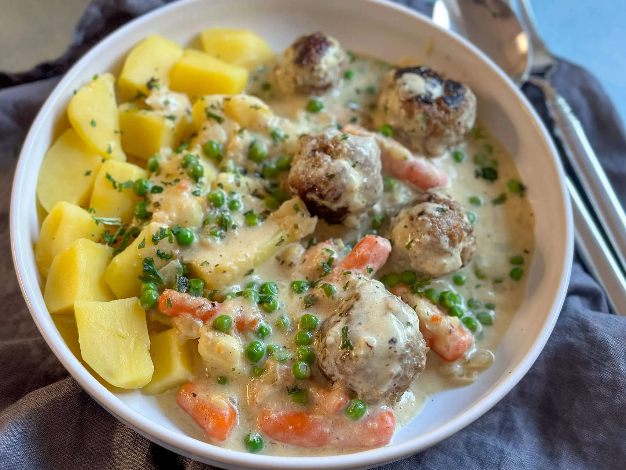 Ein reichhaltiger Wikingertopf mit zarten Hackbällchen, schnell zubereitet und mega lecker