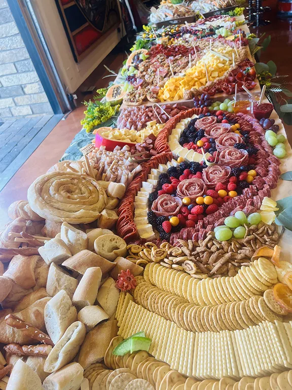 Ein reichhaltiges Buffet, das die Vielfalt deutscher Gastfreundschaft symbolisiert