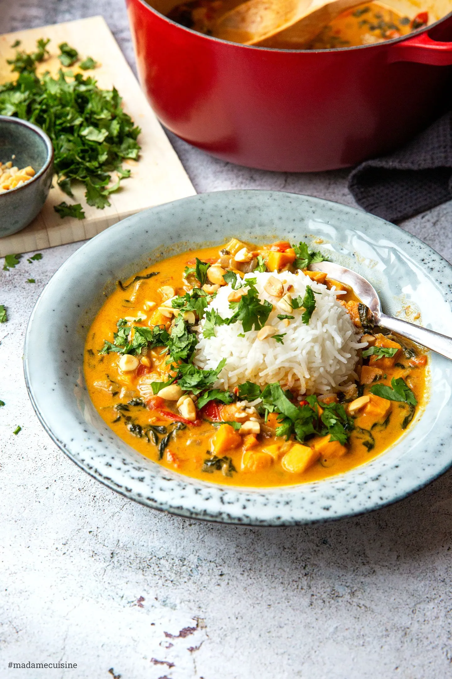 Ein reichhaltiges Süßkartoffel-Curry mit knackigem Gemüse, ideal für eine schnelle und gesunde Mahlzeit