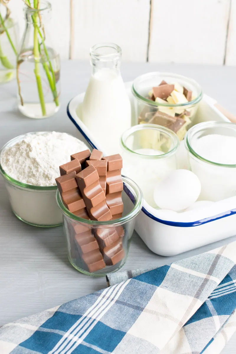 Ein saftiger Kinderschokolade Kuchen im Anschnitt, bereit zum Genießen auf einem Kuchenteller