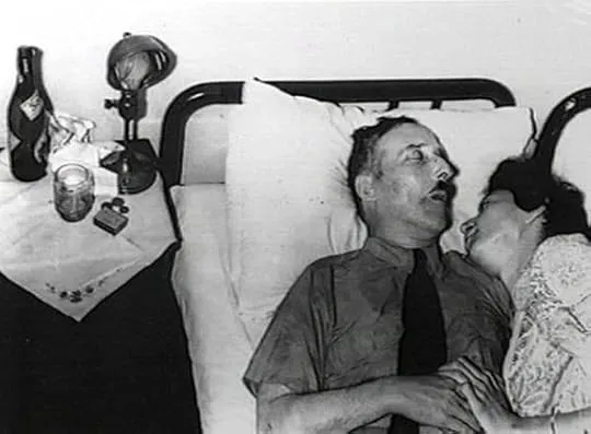 Ein Schachbrett mit Figuren steht im Mittelpunkt, umgeben von angeregten Gesprächen.