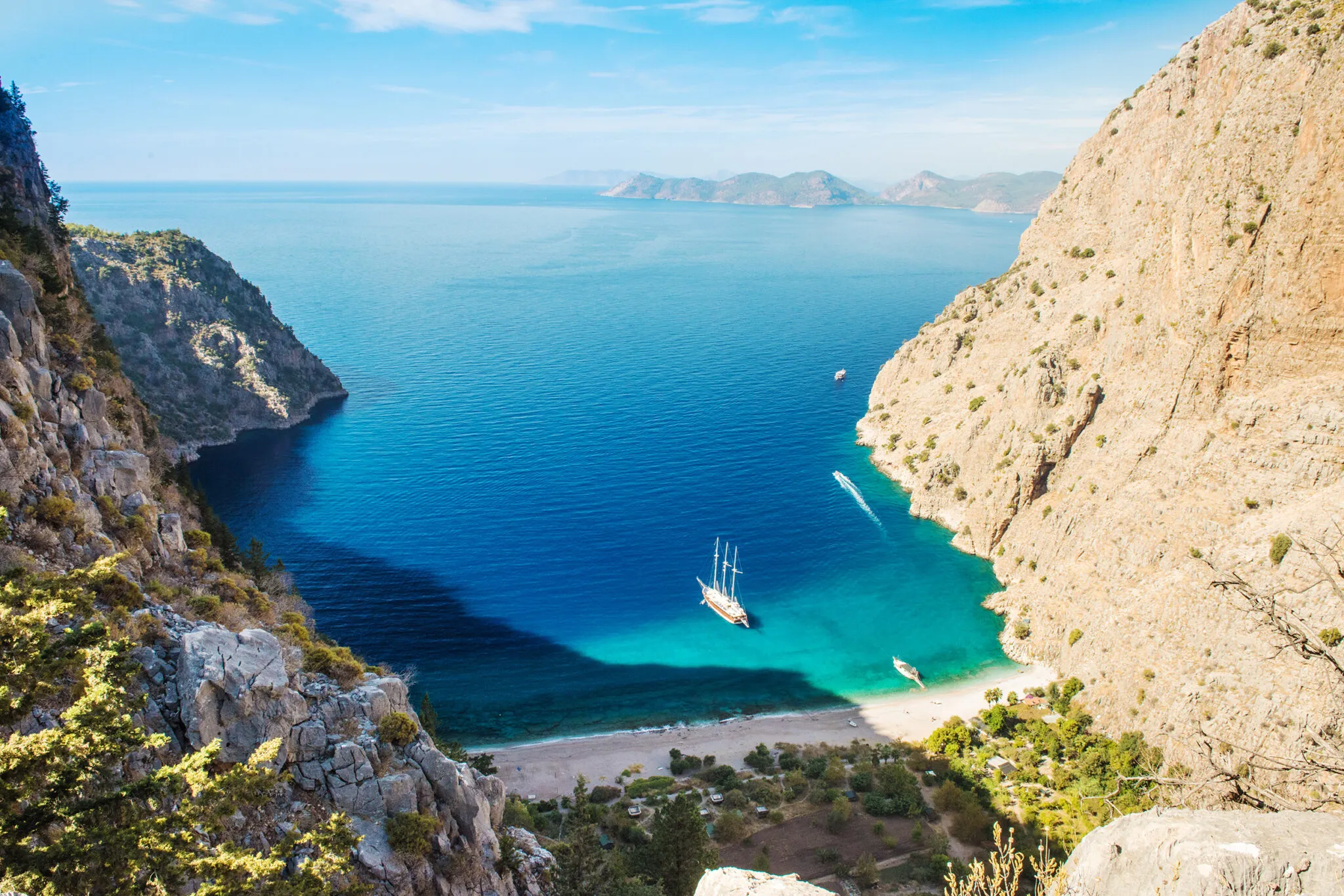 Ein Schiff in der malerischen Bucht von Ölüdeniz in der Türkei