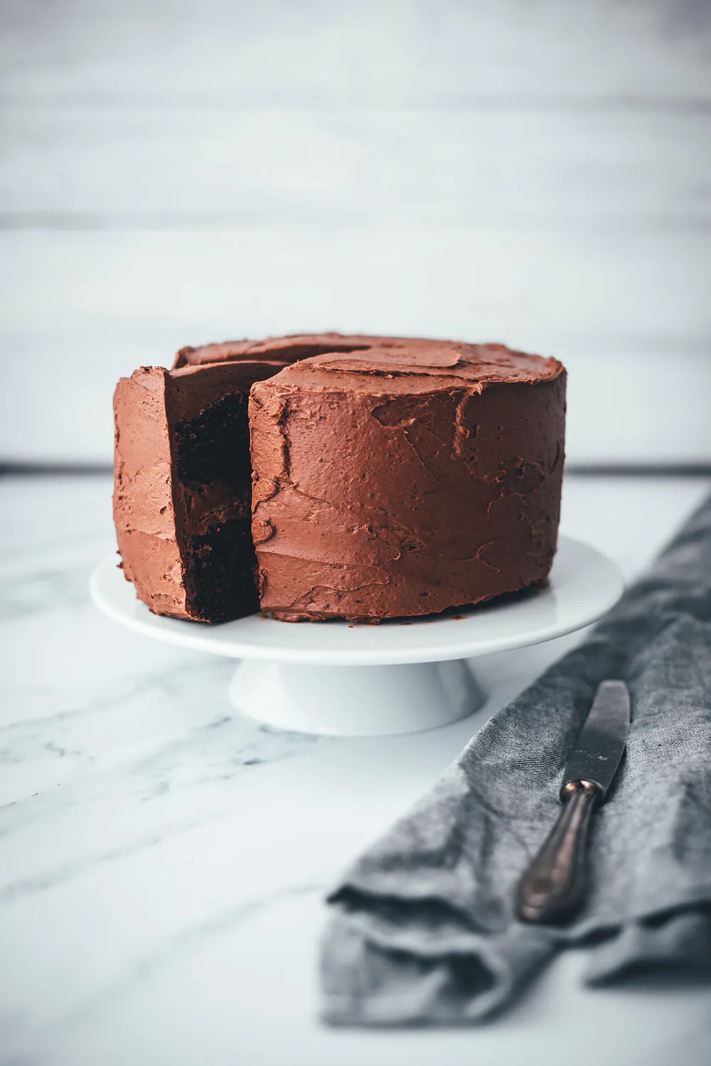 Ein Schokoladenkuchen zum 10. Blog-Geburtstag, der die Einfachheit und den Genuss eines perfekten Geburtstagskuchens verkörpert.