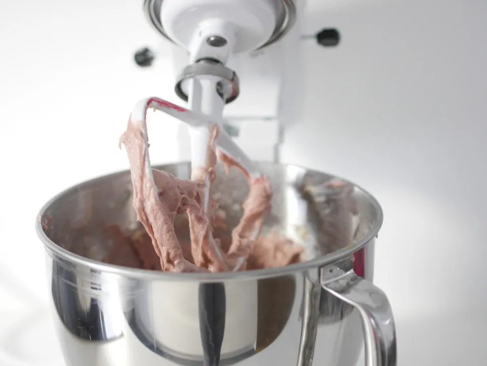 Ein Schüssel mit rotem Kuchenteig, eingefärbt mit Lebensmittelfarbe, bereit zum Backen.