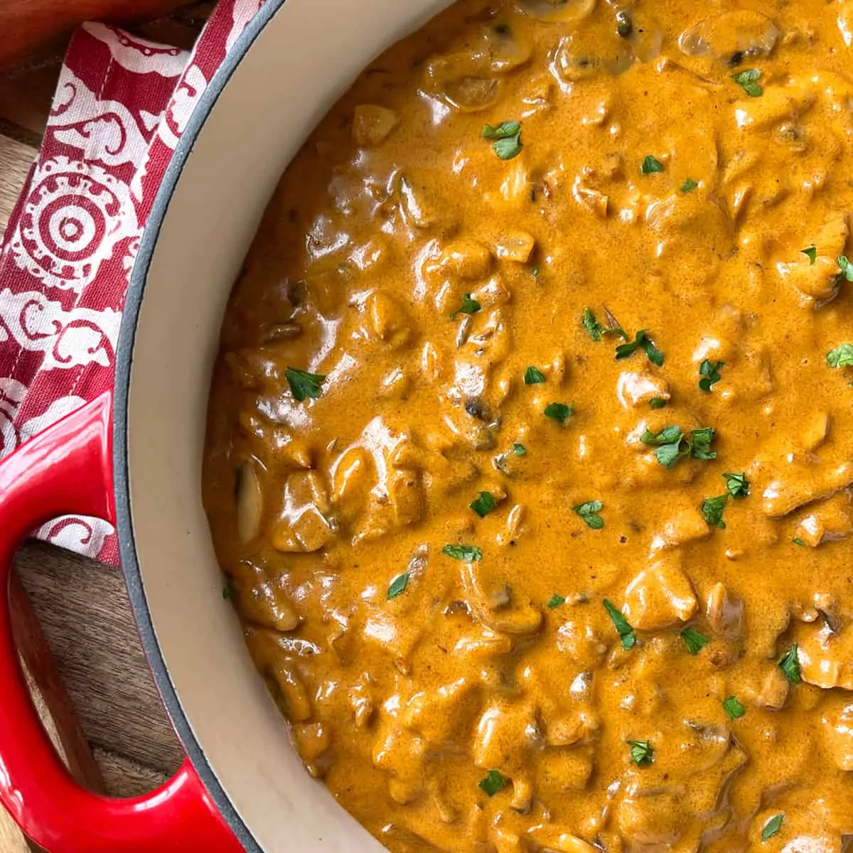 Ein serviertes Gericht Geschnetzeltes