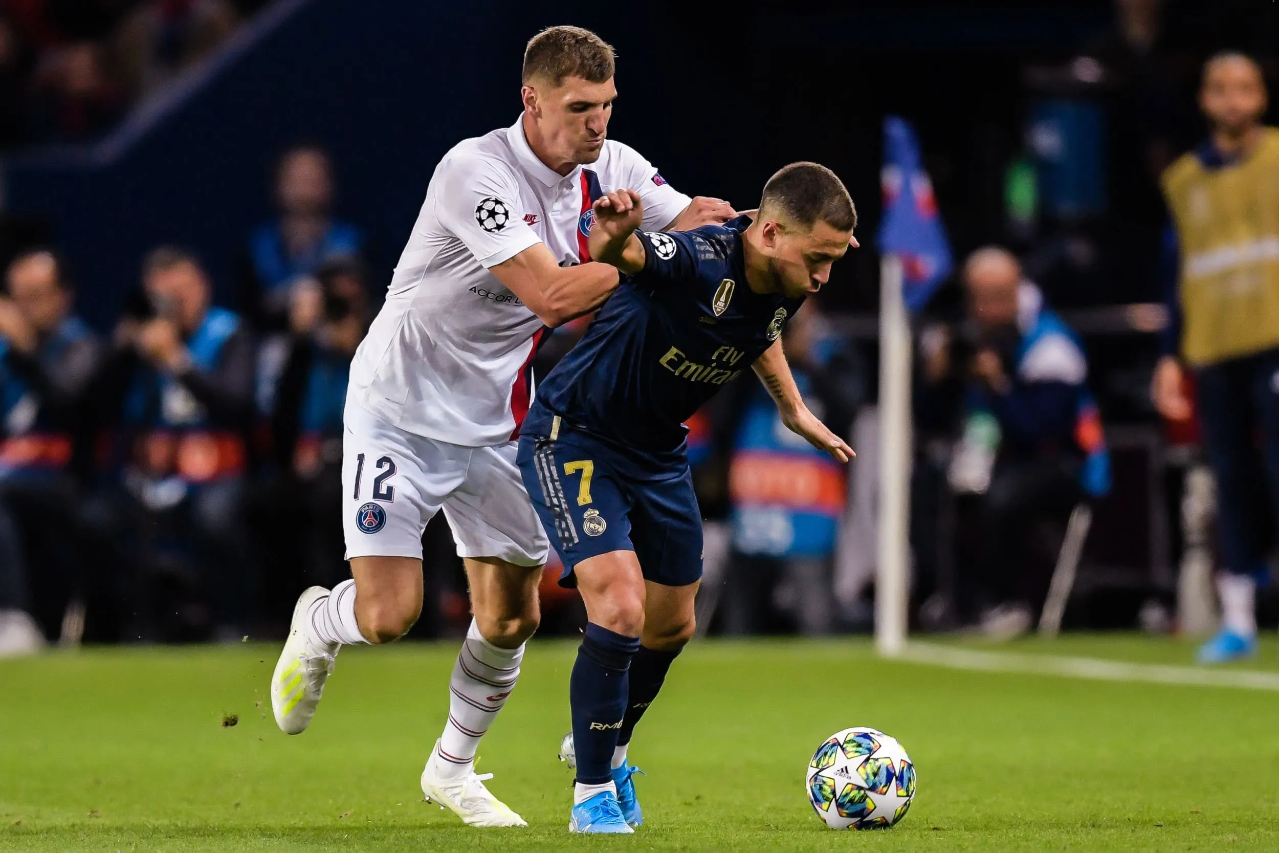 Ein Spieler von PSG (Neymar) und ein Spieler von Real Madrid (Eden Hazard) im Champions-League-Spiel