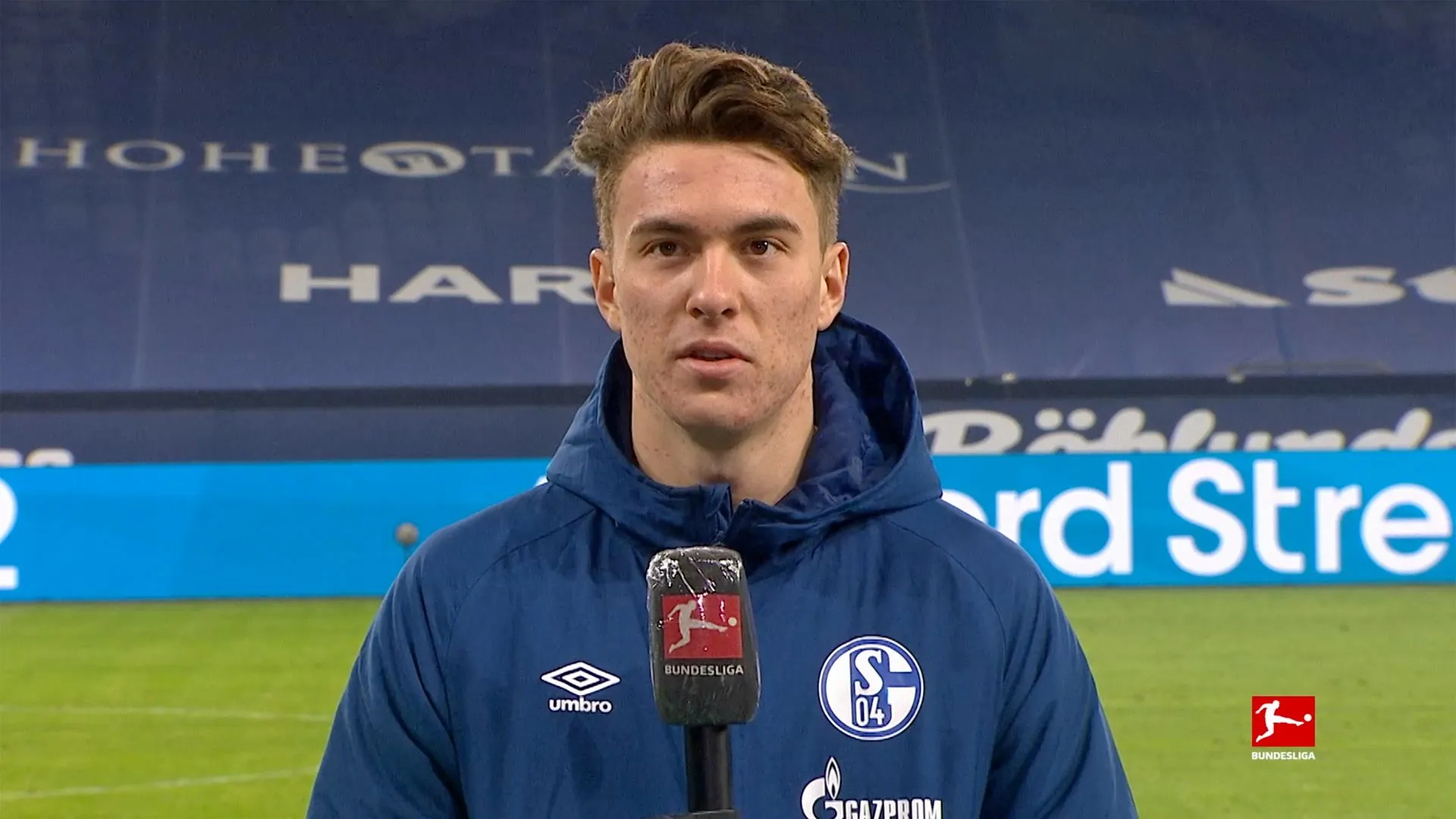 Ein Spieler von Schalke 04 im Zweikampf mit einem Mainzer Spieler während des Bundesligaspiels