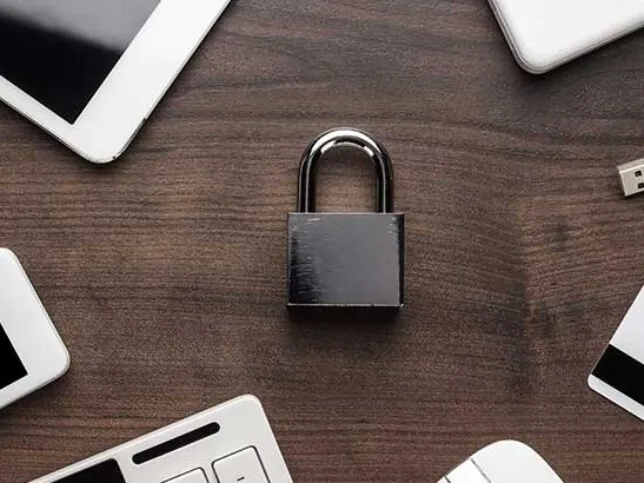 Ein stilisiertes Auge mit einem Radarschirm symbolisiert kontinuierliche Sicherheits-Scans und Überwachung.