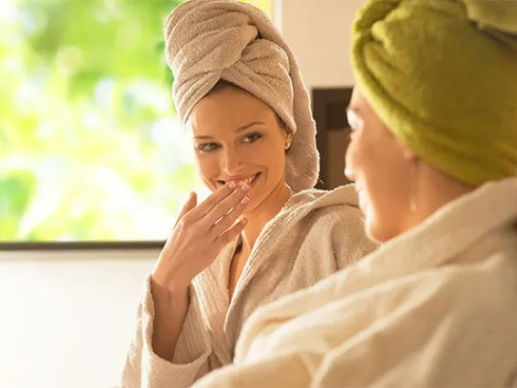 Ein stilvoller Wellnessbereich mit Pool und Liegemöglichkeiten, ideal zum Entspannen