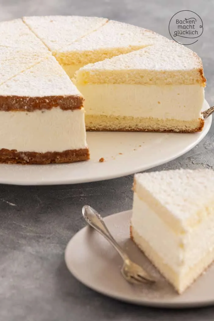 Ein Stück cremige Käse-Sahne-Torte auf einem Teller, bereit zum Genießen