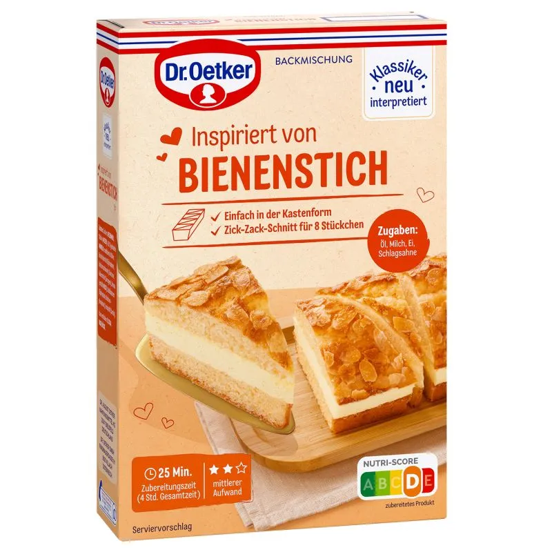 Ein Stück cremiger Bienenstich mit Mandelsplittern