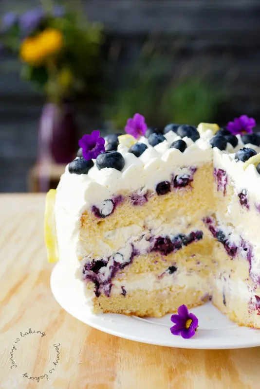 Ein Stück saftige Heidelbeer-Zitronen-Torte auf einem Teller, perfekt als super Geburtstagskuchen