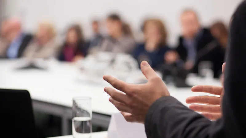 Ein Symbolbild für Weiterbildungsveranstaltungen des LMB Technik Zentrums, die zur Kompetenzerweiterung in der Landtechnik beitragen.
