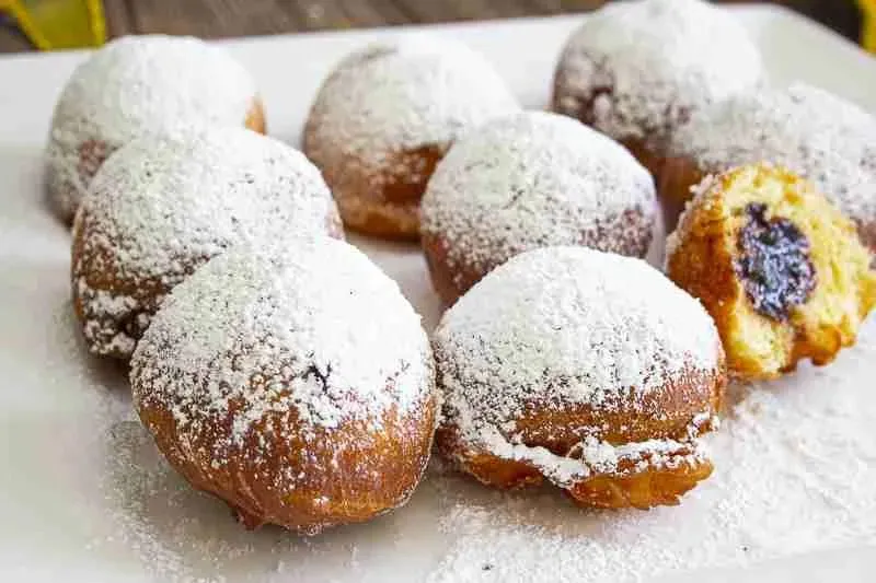 Ein Tablett mit frisch gebackenen deutschen Beignets oder Krapfen, perfekt für festliche Anlässe