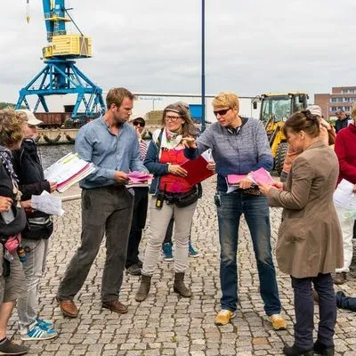 Ein Team der SOKO Wismar dreht eine Szene am Alten Hafen