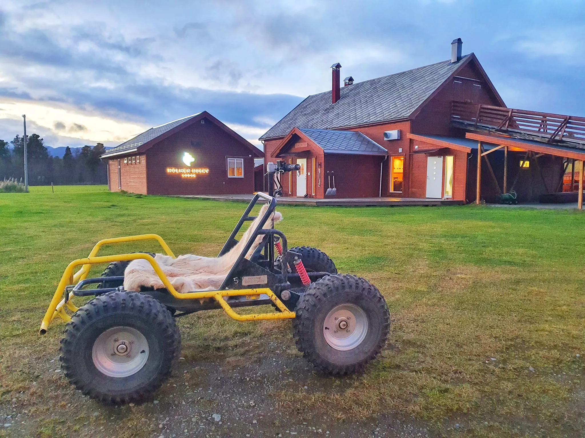 Ein Team von Huskys zieht enthusiastisch einen Schlitten durch die norwegische Landschaft