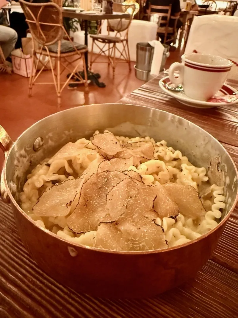 Ein Teller Mafaldini Al Tartufo, angerichtet mit frischen schwarzen Trüffeln