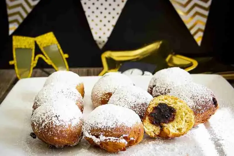 Ein Teller mit Berlinern, bereit zum Genuss, als süße Neujahrsleckerei