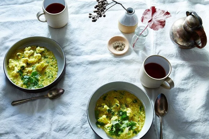 Ein Teller mit dampfendem Dal, garniert mit frischem Koriander.