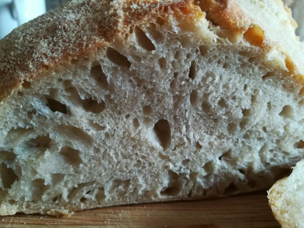 Ein Teller voller knuspriger, goldbrauner Brötchen nach dem Backkurs