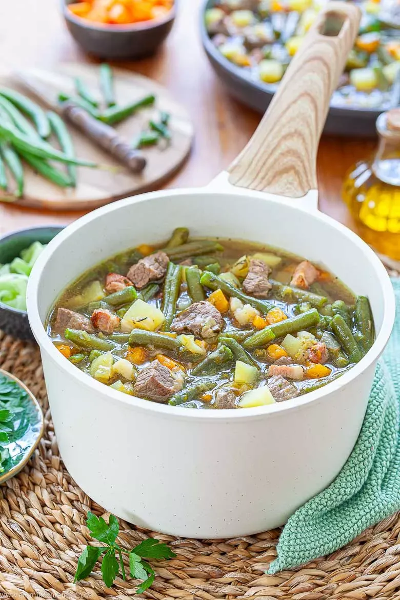 Ein Topf voller hausgemachtem Bohneneintopf, frisch zubereitet und bereit zum Servieren