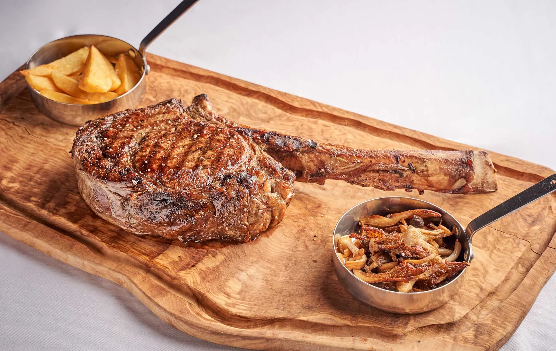 Ein traditionell eingerichteter Gastraum, der Gemütlichkeit und Eleganz der deutschen Esskultur vereint