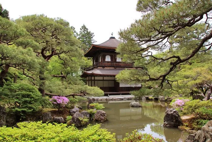 Ein traditioneller japanischer Tempel am Seeufer in Kyoto