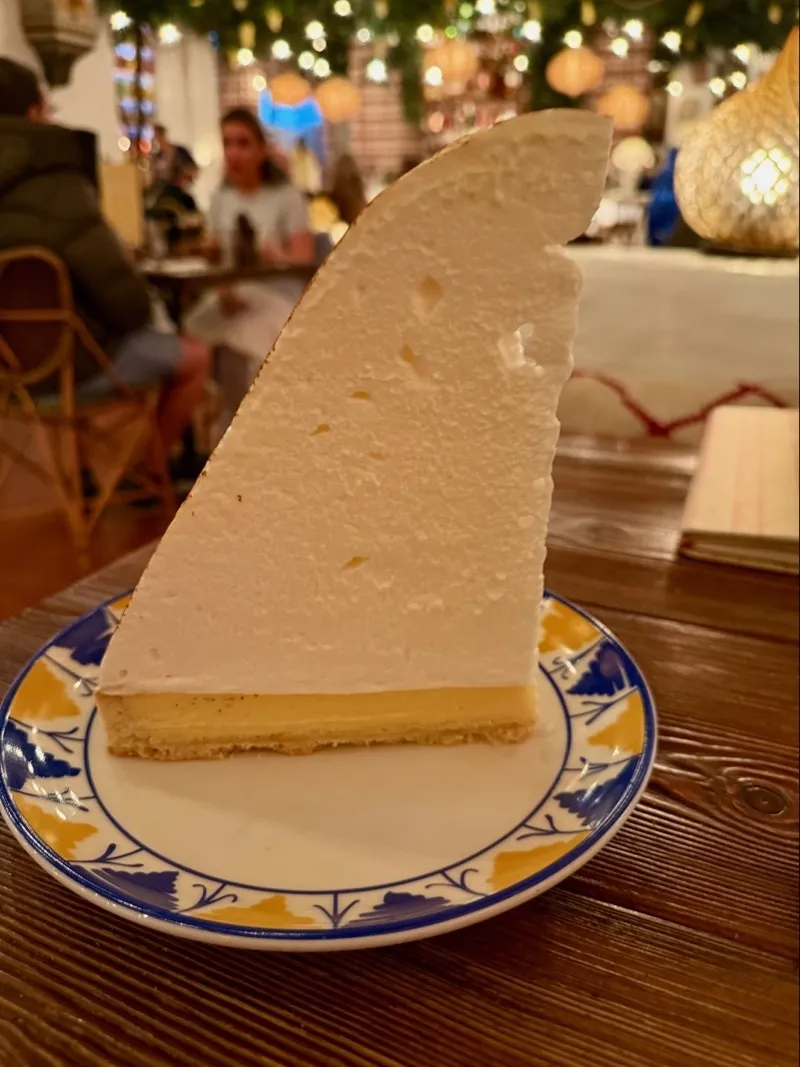 Ein überdimensionaler Zitronenkuchen mit einer hohen Meringue-Haube, bekannt als „The Incredible Lemon Pie“