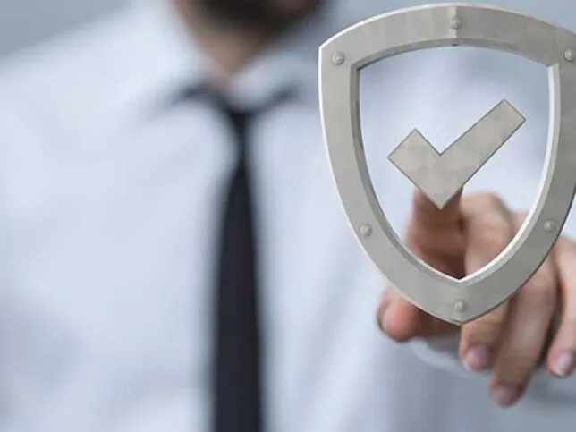 Ein Vorhängeschloss-Symbol mit einem stilisierten Zahnrad und verschlüsselten Codezeilen.