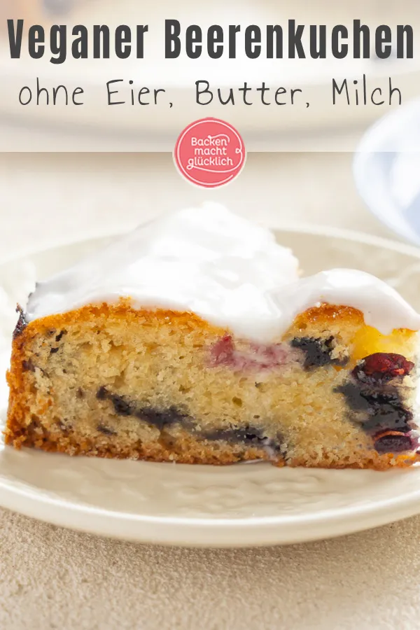 Ein wunderschön dekorierter veganer Beerenkuchen auf einem Ständer