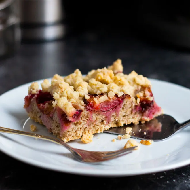 Ein wunderschön gebackener Pflaumenkuchen mit Streuseln, frisch aus dem Ofen