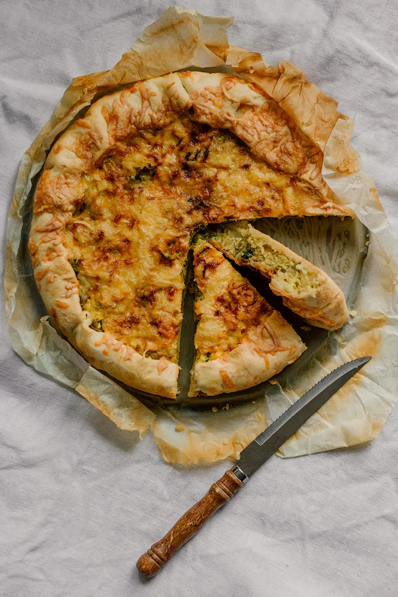 Eine Ansicht der vegetarischen Wirsing-Tarte mit goldbrauner Käsekruste