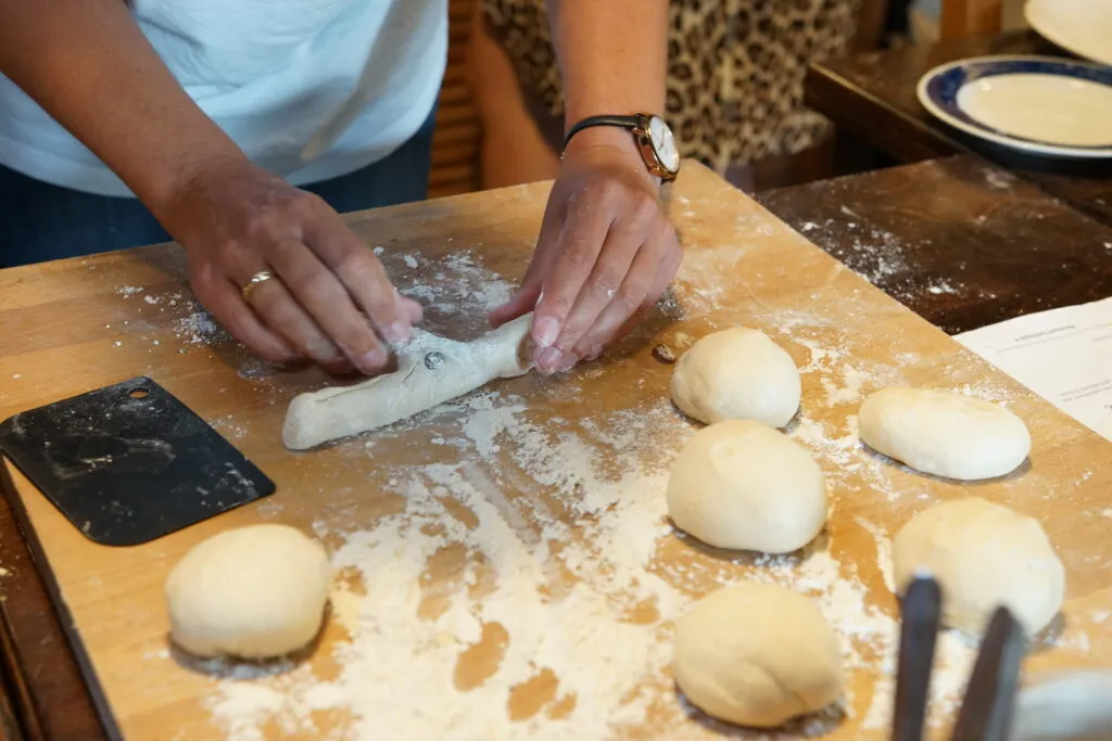 Eine Auswahl an fertigen Backwaren und Gebäckstücken auf einem Tisch