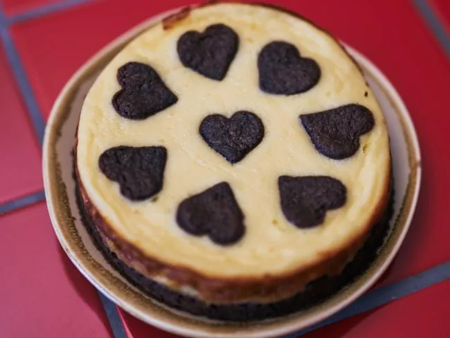 Eine Auswahl verschiedener Kuchenstücke und Tassen auf einem Tisch in einem Café
