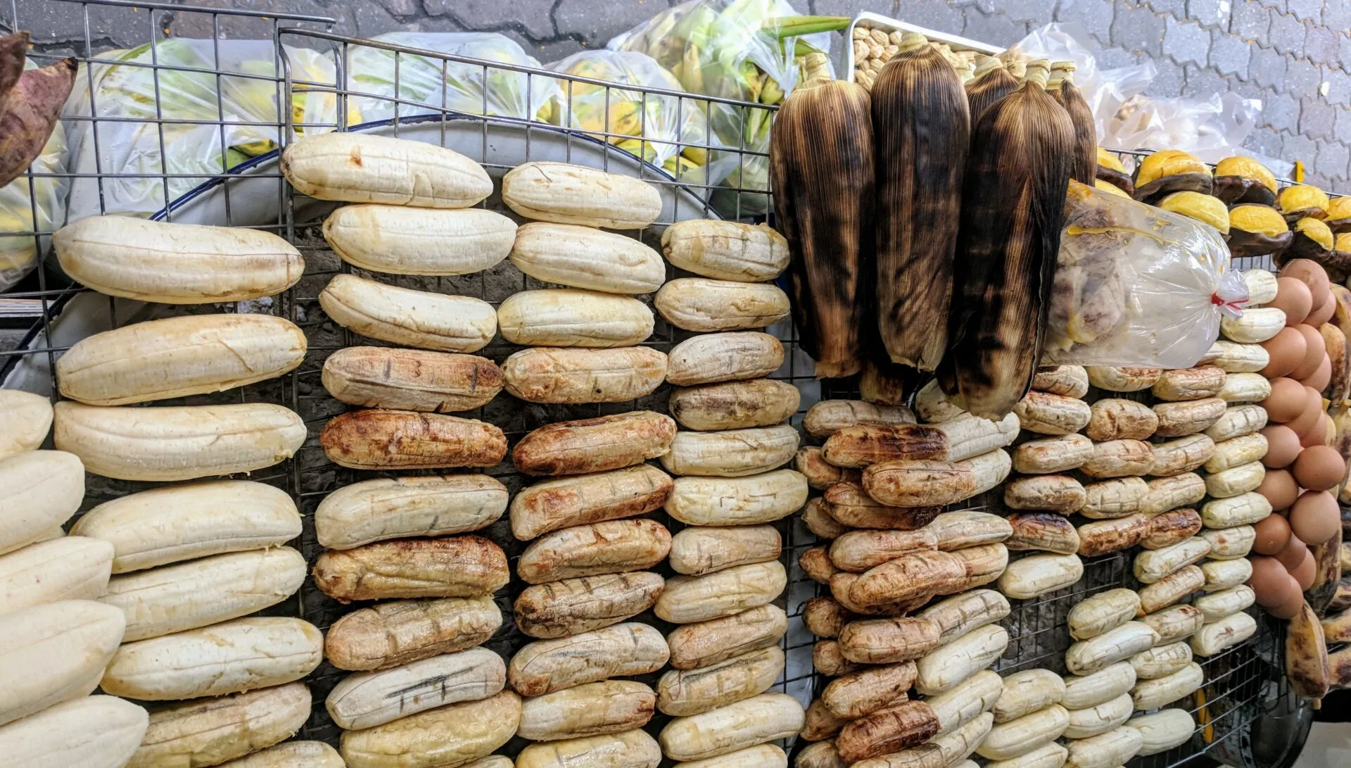 Eine bunte Auswahl an gegrillten Spießen mit Meeresfrüchten, Fleisch und Gemüse