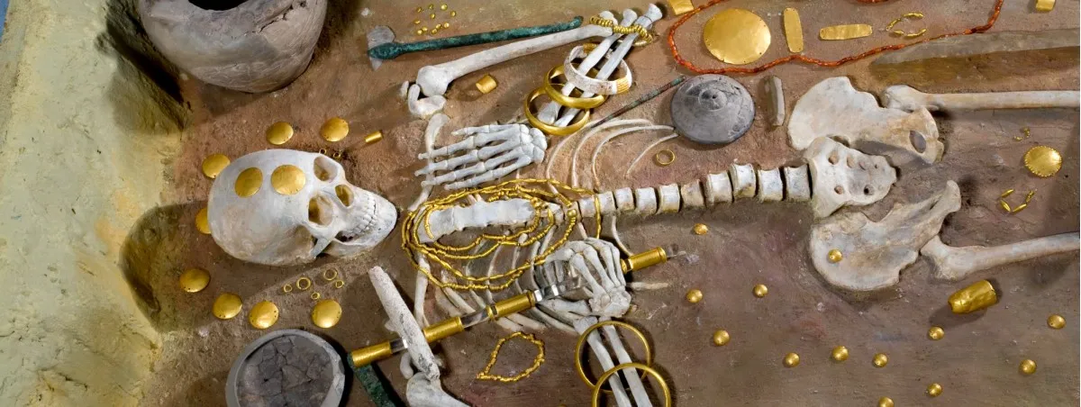 Eine detaillierte Ansicht der Bestattungsstätte Nr. 43 im Gräberfeld von Varna, die eine prunkvolle Anordnung zeigt