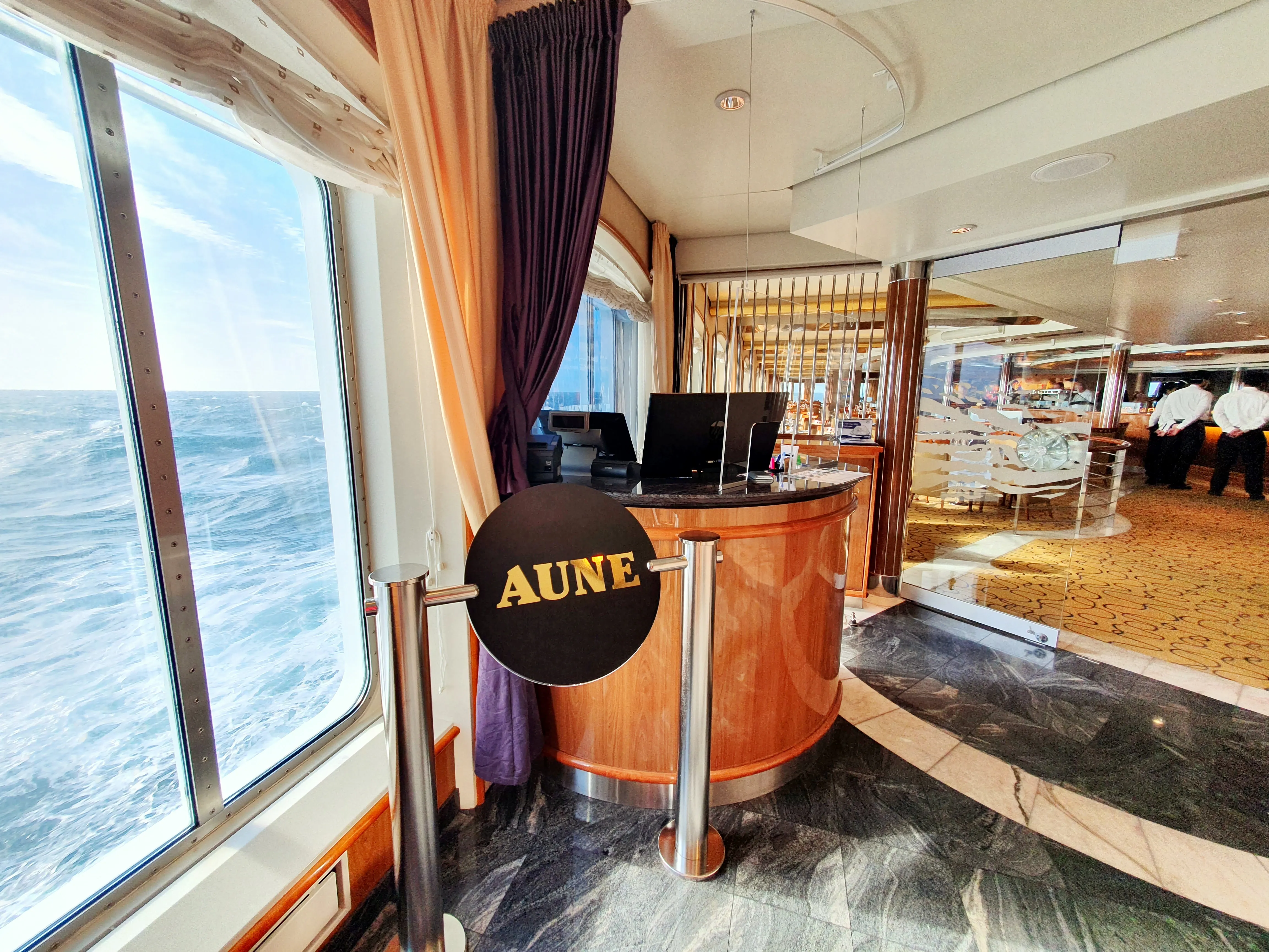 Eine exquisite Auswahl an frisch zubereiteten Gerichten, die an Bord der Hurtigruten MS Maud serviert werden