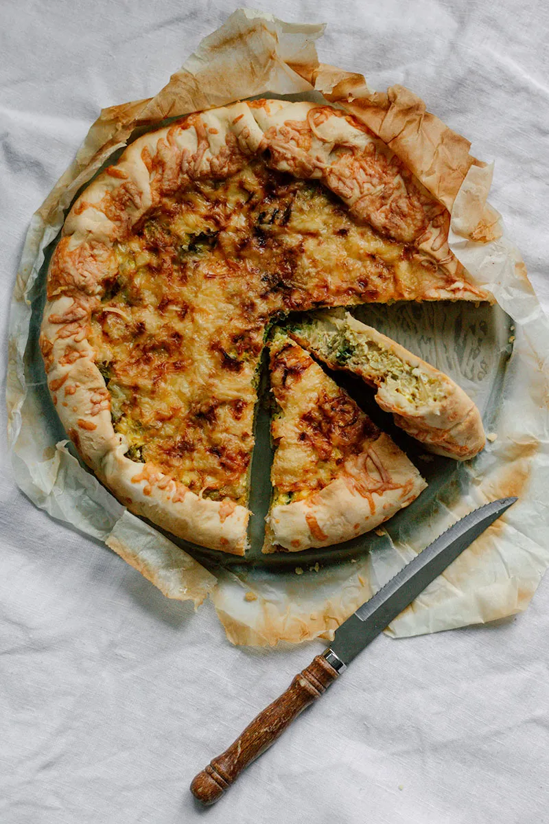 Eine frisch gebackene Wirsing-Tarte, bereit zum Servieren