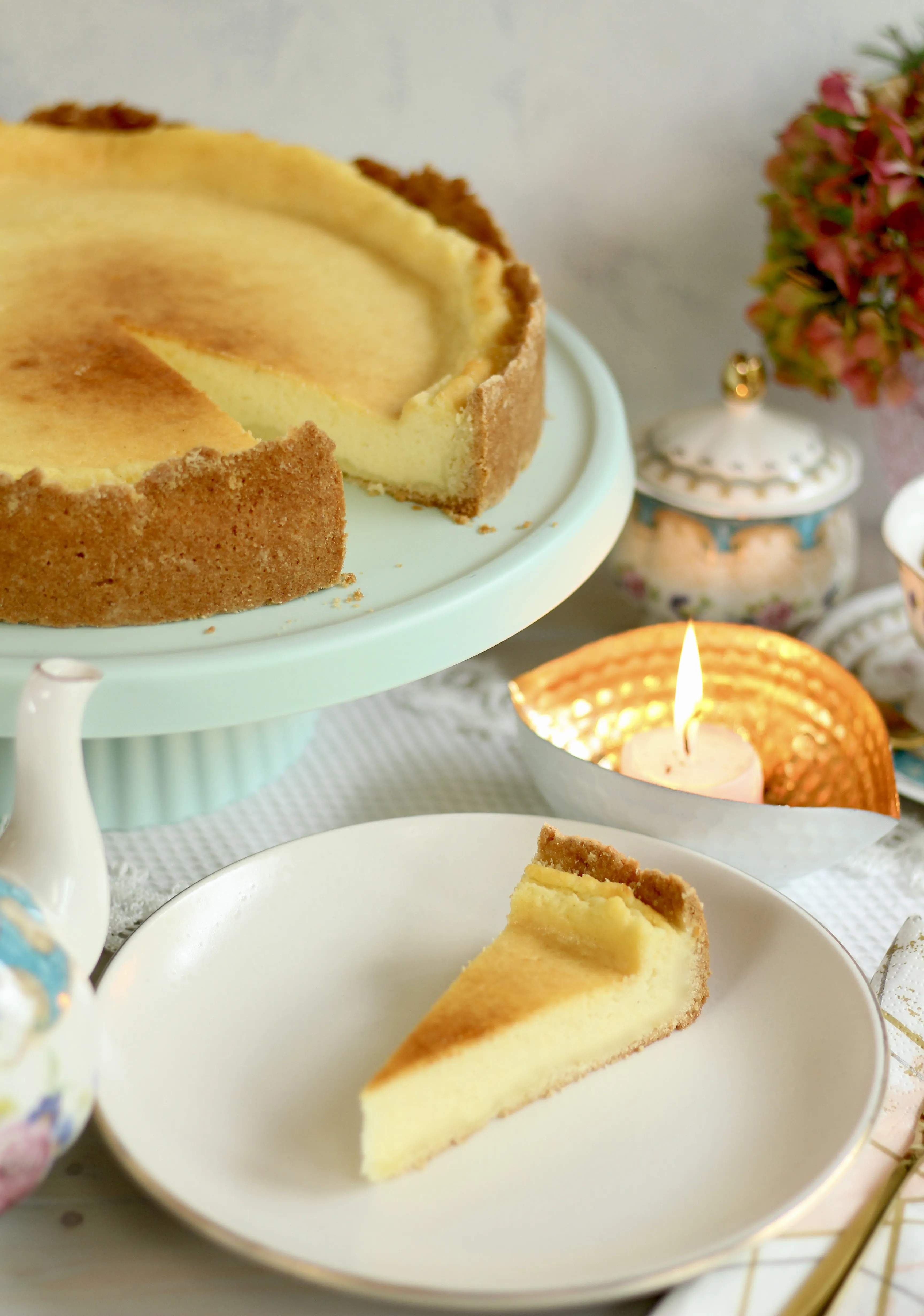 Eine ganze Käsekuchenform mit goldbrauner Kruste