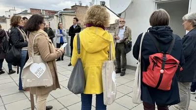 Eine Gruppe nimmt an einer Führung zum Thema „Raus aus Gas“ teil, um Expertise und Erfahrungen aus erster Hand zu erhalten.