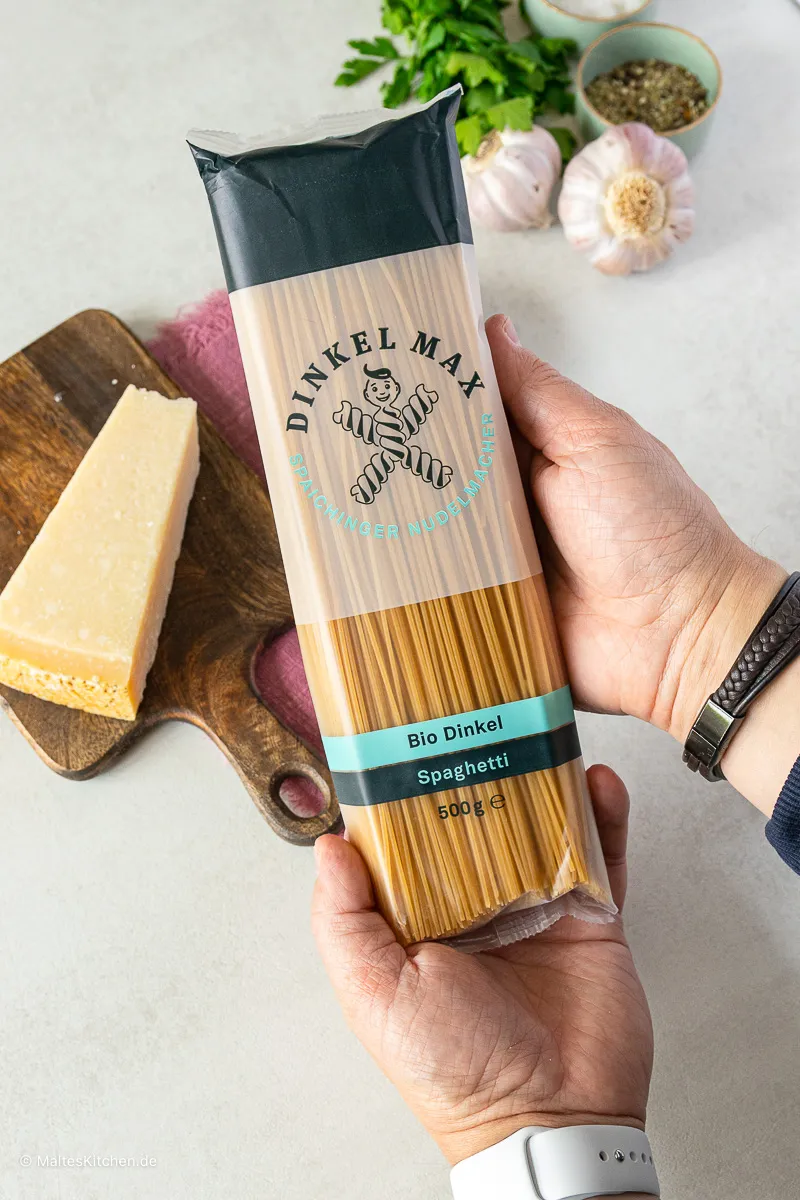 Eine Handvoll roher Dinkel Spaghetti, bereit zum Kochen, als gesunde Alternative zu Weizennudeln