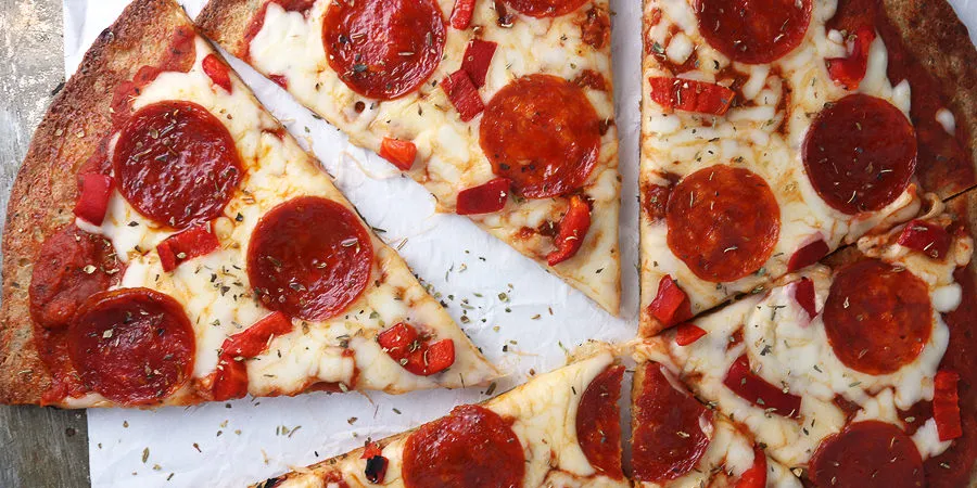 Eine knusprige Low Carb Peperoni Pizza, perfekt für eine ketogene Ernährung