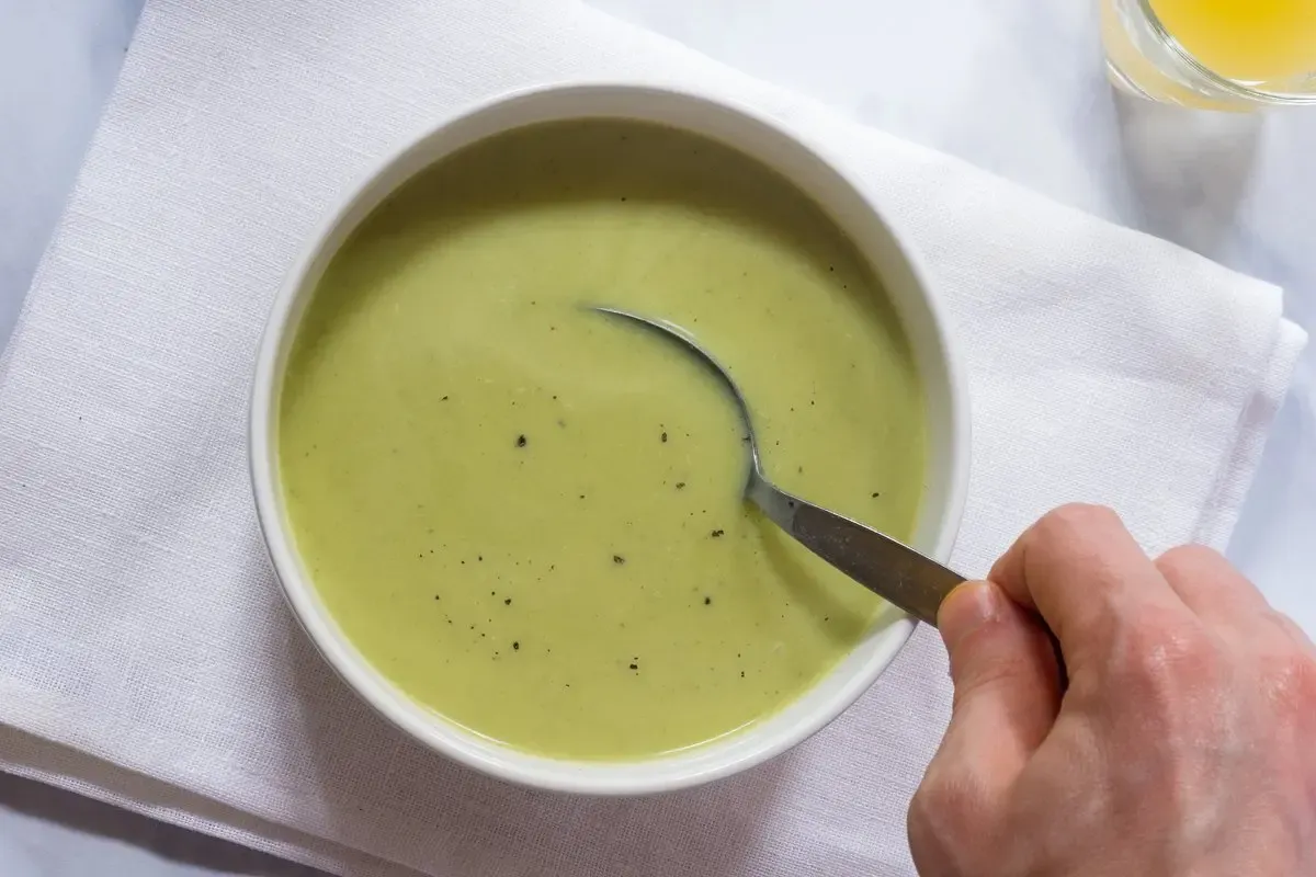 Eine köstliche, cremige Zucchinissuppe, fertig zum Servieren