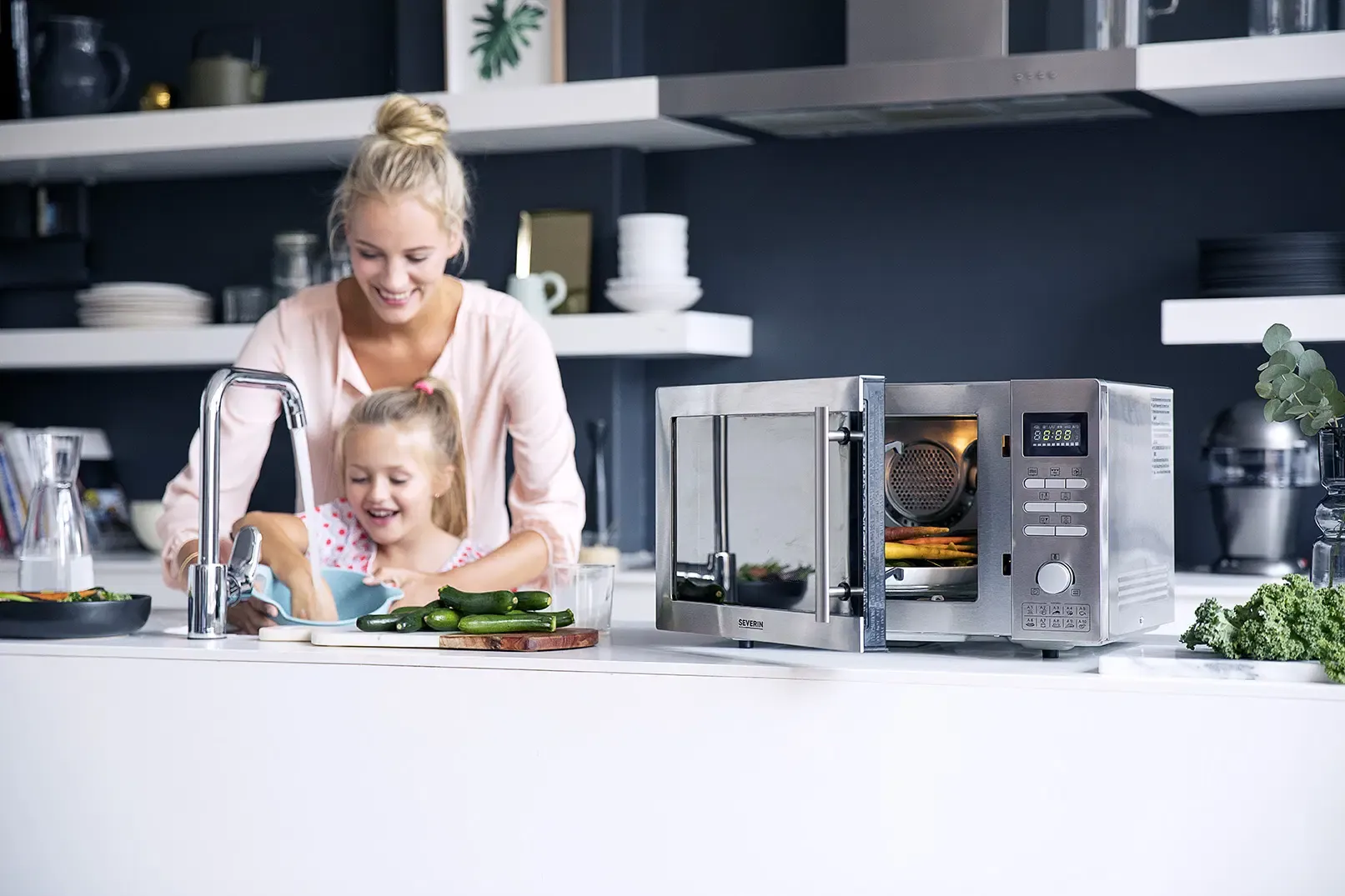 Eine Küche mit einer Mikrowelle und verschiedenen Zutaten.