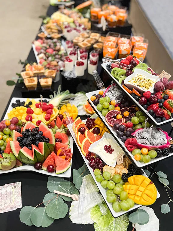 Eine kunstvoll angerichtete Auswahl an Delikatessen, die die Detailverliebtheit deutscher Handwerkskunst widerspiegelt