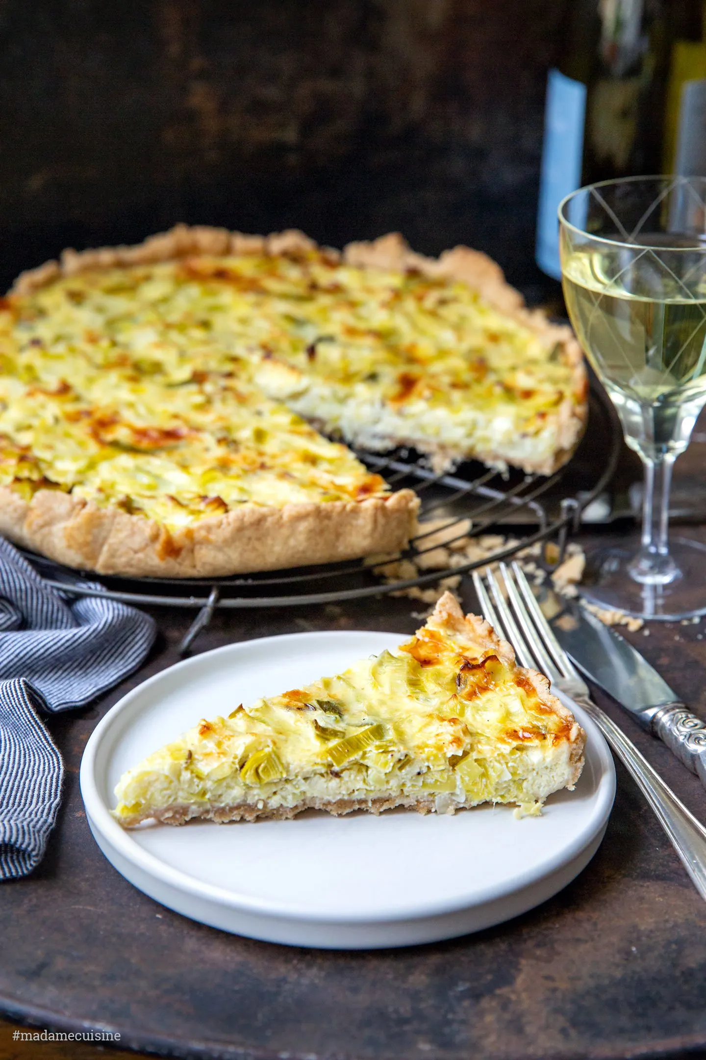 Eine Lauch Quiche vor dem Backen, mit der fertigen Füllung gleichmäßig im Teig verteilt