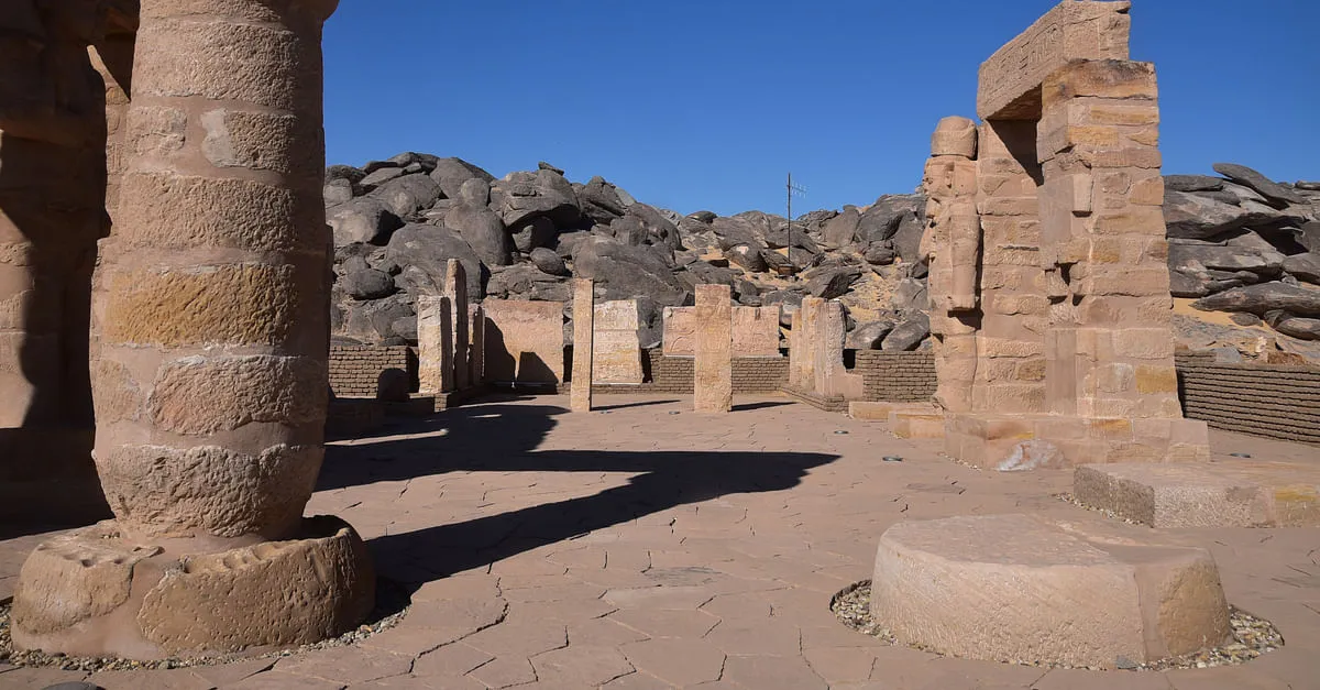 Eine lebendige etruskische Grabmalerei, die ein festliches Bankett mit tanzenden Figuren und Musikern darstellt