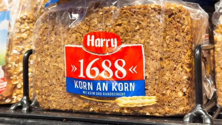 Eine moderne Großbäckerei in Deutschland, die frisches Brot und Backwaren produziert