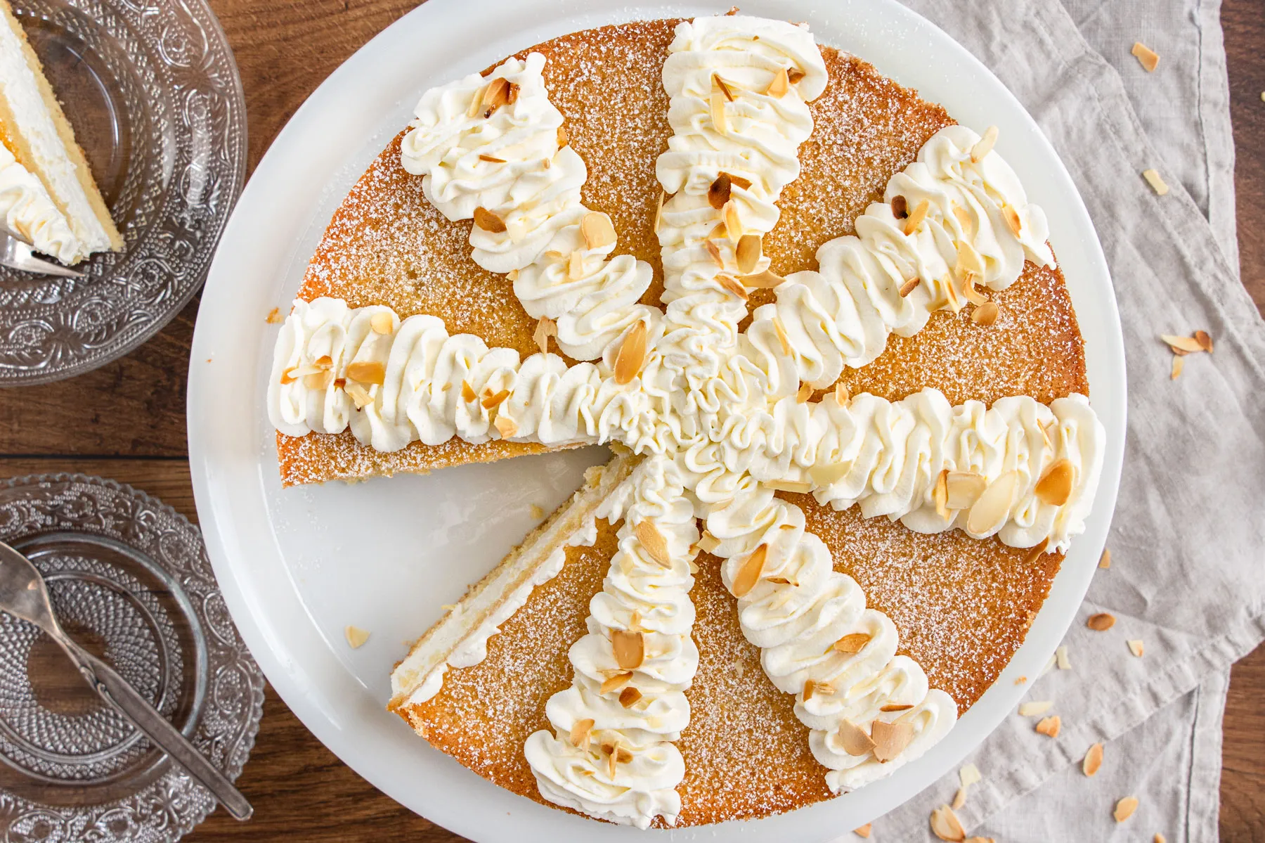 Eine Nahaufnahme der fertig dekorierten Quark-Sahne-Torte nach DDR-Rezept